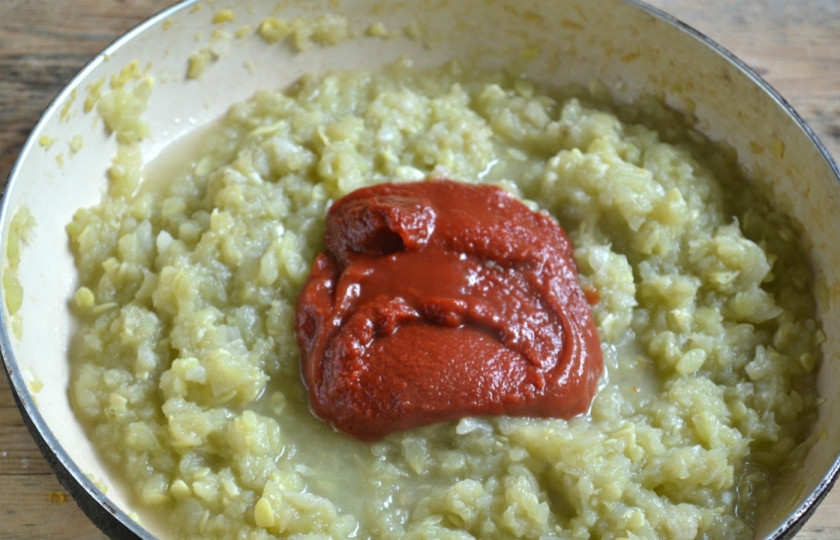 1. Этап. Икра кабачковая (закрутка): В толстодонной сковороде разогрейте пару столовых ложек подсолнечного масла, отправьте к нему кашицу из кабачков и лука, тушите под крышкой 40 минут. Если жидкость слишком быстро испарится, добавьте в сковороду немного воды, чтобы икра именно тушилась. Затем добавьте соль, лавровый лист и томатную пасту, хорошенько перемешайте и снова тушите 40 минут.