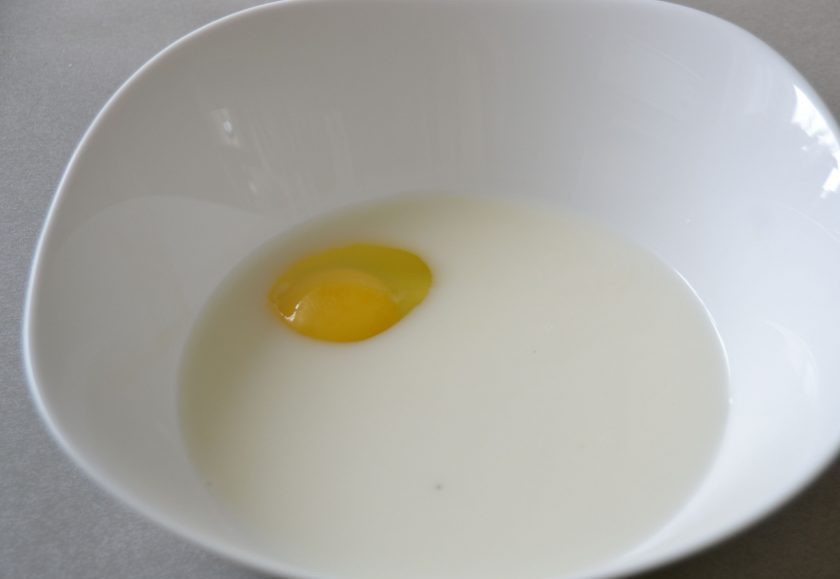 1. Этап. Полезные блины: Вбейте яйцо.