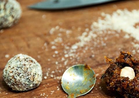 1. Этап. Вегетарианские конфеты из сухофруктов: Несколько орехов измельчите в крошку. Зачерпните ложкой часть массы из сухофруктов, поместите в центр ядро ореха и с помощью второй ложки сформируйте вокруг ореха шар-конфету. Не пытайтесь делать это руками – масса очень липкая.