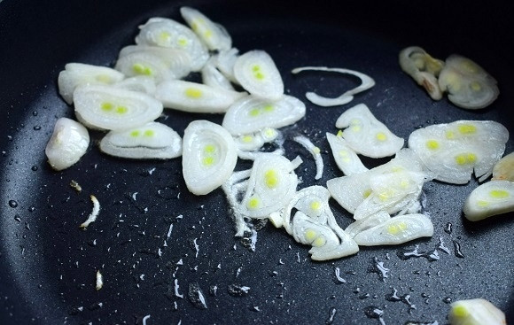 1. Этап. Паштет из куриной печени с коньяком и гранатовым желе: Лук нарежьте полукольцами. На сковороде разогрейте оливковое и сливочное масло. Пассеруйте лук до прозрачности.