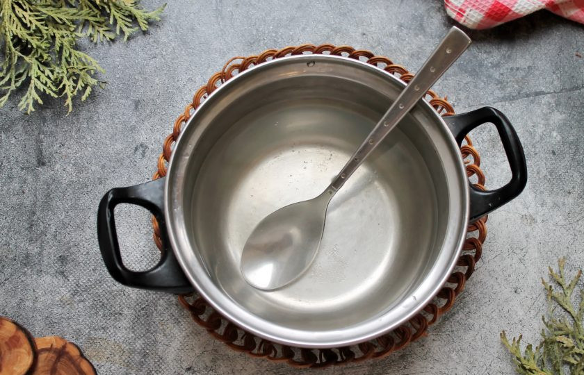 1. Этап. Топинамбур на зиму: В кастрюлю налейте воду, всыпьте сахар, соль и доведите до кипения на среднем огне. Влейте в кастрюлю уксус и снимите с огня.