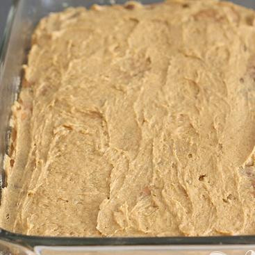 1. Этап. Тыквенные пирожные с карамелью и шоколадом: 5. Выложить оставшееся тесто поверх слоя карамели, аккуратно разровнять.