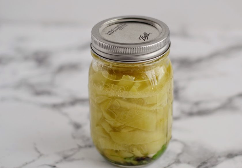 1. Этап. Зеленый болгарский перец на зиму: Плотно выложите перцы в банки, а сверху залейте маринадом. Переверните банки вниз крышкой и оставьте так до полного остывания.