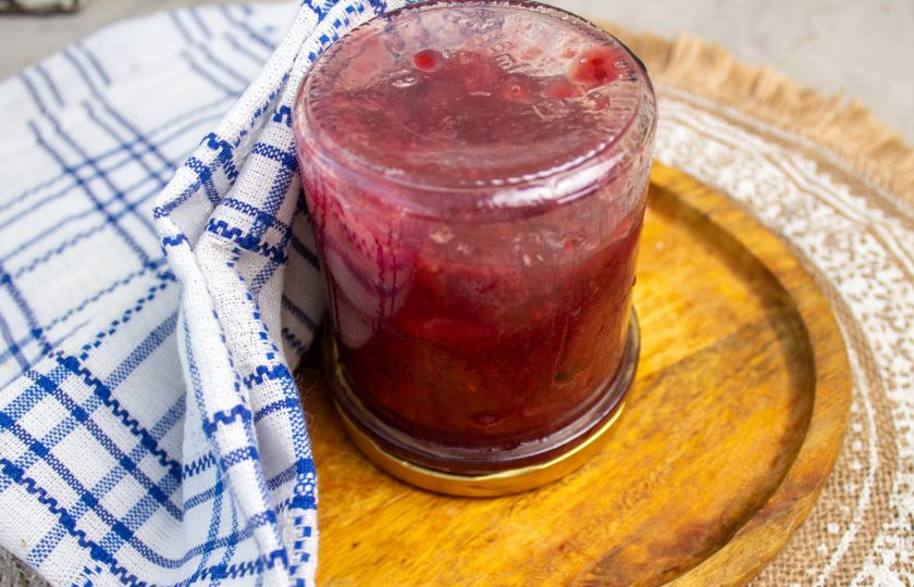 1. Этап. Красная смородина с бананом на зиму: Банку и крышку помойте пищевой содой. Простерилизуйте удобным для вас способом. Наполните банку горячим вареньем. Укутайте и оставьте до остывания.