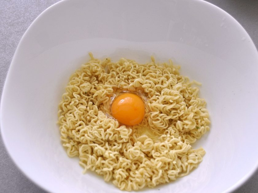 1. Этап. Рамен-бургер: Добавьте одно яйцо и перемешайте.