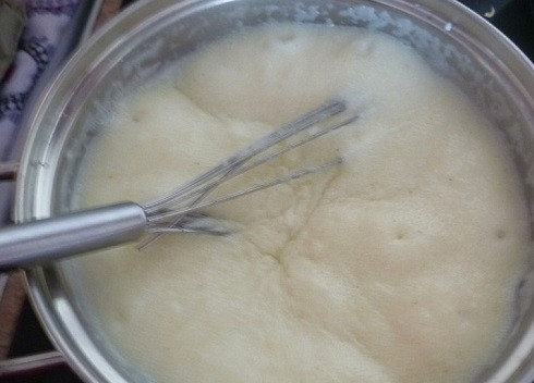 1. Этап. Манная каша с малиной: Даем каше покипеть пару минут, добавим сливочное масло и перемешаем. Варим еще минуту-две. Каша должна загустеть.