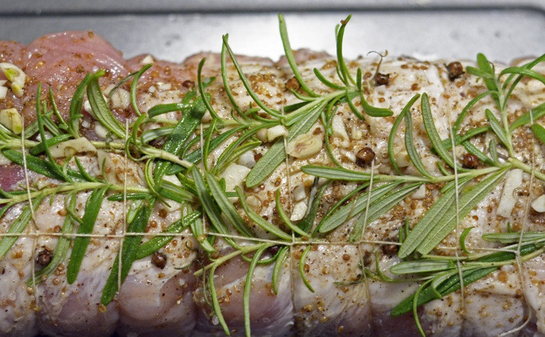 1. Этап. Буженина домашняя: 1. Этот шаг можно пропустить, если у мяса небольшой срок годности или у вас нет времени. Итак, в полутора-двух литрах воды растворите соль (2-3 столовых ложки), добавьте лавровый лист и душистый перец. Выложите в воду мясо и держите в холоде дня два.