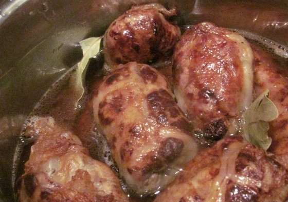 1. Этап. Сальники: Затем переложите сальники в кастрюлю с толстым дном. Залейте их подсоленной водой. Добавьте перец горошком и лавровый лист.