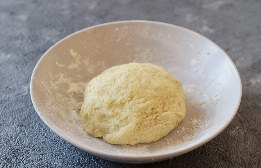 1. Этап. Картофельные ньокки с грибами: Постепенно начините всыпать муку. Тесто должно получиться легким, воздушным, но не липнуть к рукам.