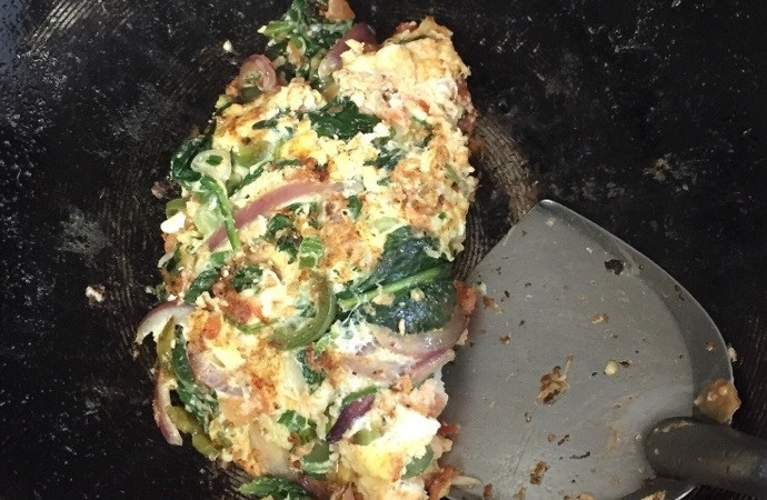 1. Этап. Домашний омлет с овощами: 7. Когда сыр немного расплавился, сложите омлет пополам.