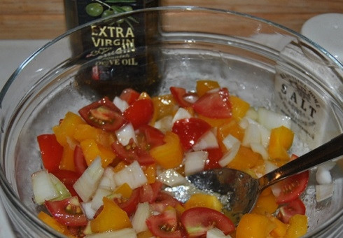 1. Этап. Пангасиус в духовке: Очистим лук и перец. Нарезаем все овощи на кусочки. Сильно не мельчите, иначе из овощей получится соус. Мелко нарежем только перец чили. Добавим к овощам соль, перец, оливковое масло.