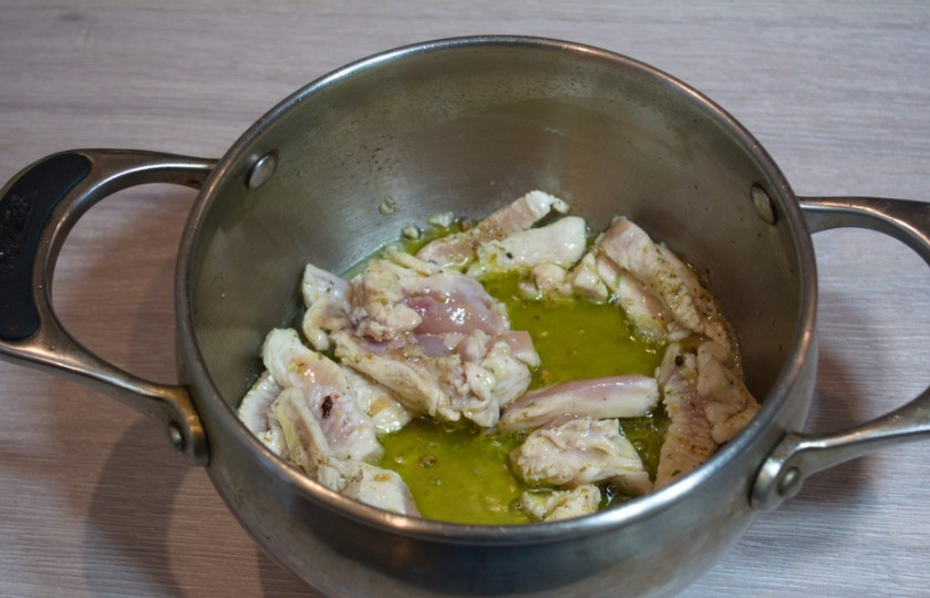 1. Этап. Куриный суп с лапшой в азиатском стиле: На растительном масле необходимо обжарить в сотейнике куриное мясо.