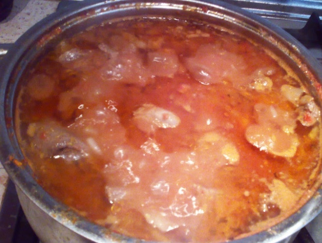 1. Этап. Жаркое из косули: После этого переложите косулю вместе с луком в кастрюлю. Помидоры с морковью помойте, почистите, пропустите через блендер. Добавьте их в кастрюлю. Также влейте полстакана воды.