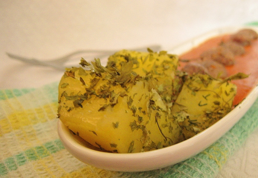 1. Этап. Колбаски с томатным соусом и картофелем: Зелень мелко нарезать. Готовый картофель обмакнуть в растопленное сливочное масло (можно использовать растительное масло) и обвалять в зелени. На тарелку выложить колбаски с соусом и картофель.