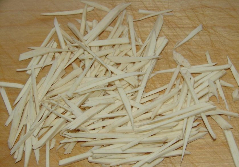 1. Этап. Маринованная капуста с хреном: Хрен почистите и нарежьте небольшими частями.