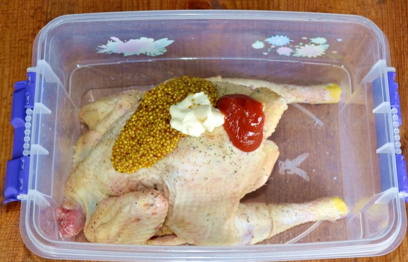 1. Этап. Курица на мангале целиком: Я использую классическое трио - майонез, кетчуп и горчицу. Вы можете взять и другие ингредиенты для маринада.