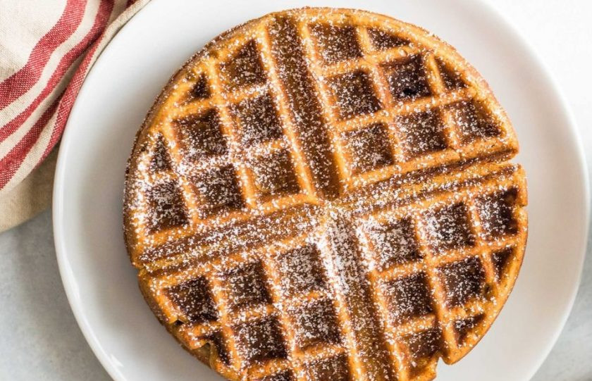 1. Этап. Вафли в электрической вафельнице: 6. Посыпьте вафли сахарной пудрой и подавайте к столу.