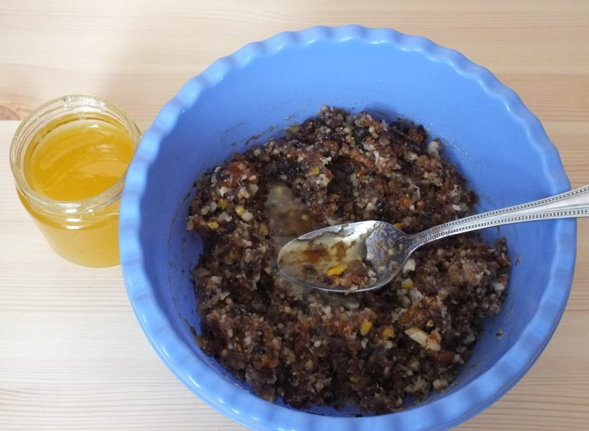 1. Этап. Паста Амосова для иммунитета: Добавьте мёд и перемешайте.