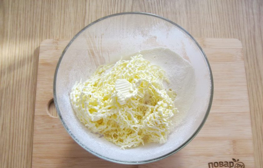 1. Этап. Сочники с вишней: Твердое сливочное масло натрите на терке прямо в муку.