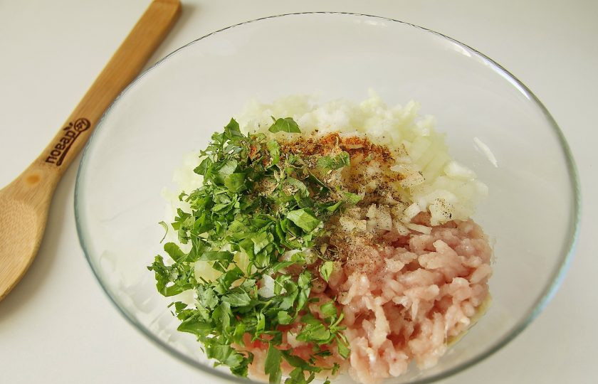 1. Этап. Диетические чебуреки: Для начинки прокрутите мясо через мясорубку, добавьте мелко нарезанный лук, измельченную зелень, соль и специи по вкусу. Для сочности влейте примерно 30 мл. холодной воды.