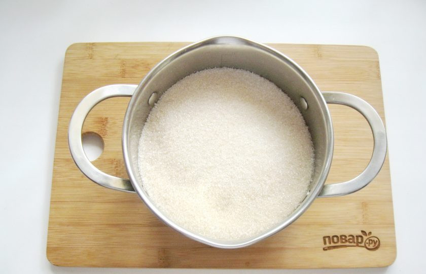 1. Этап. Варенье из яблок и слив: Приготовьте сироп для варенья. В кастрюлю насыпьте сахар.