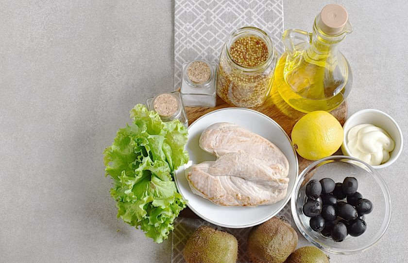 1. Этап. Салат с киви и курицей: Подготовьте ингредиенты