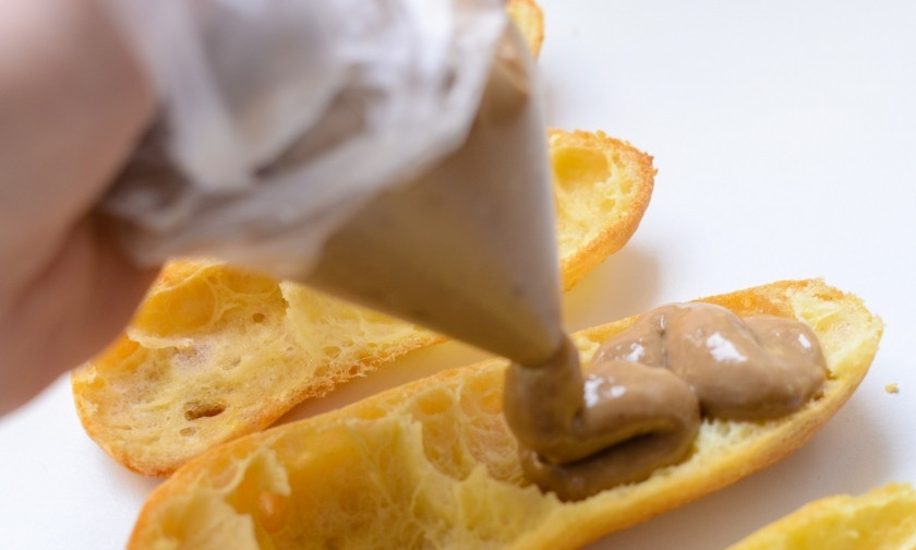 1. Этап. Эклеры с шоколадным кремом: Разрежьте эклеры, налейте крема на одну половину эклера.