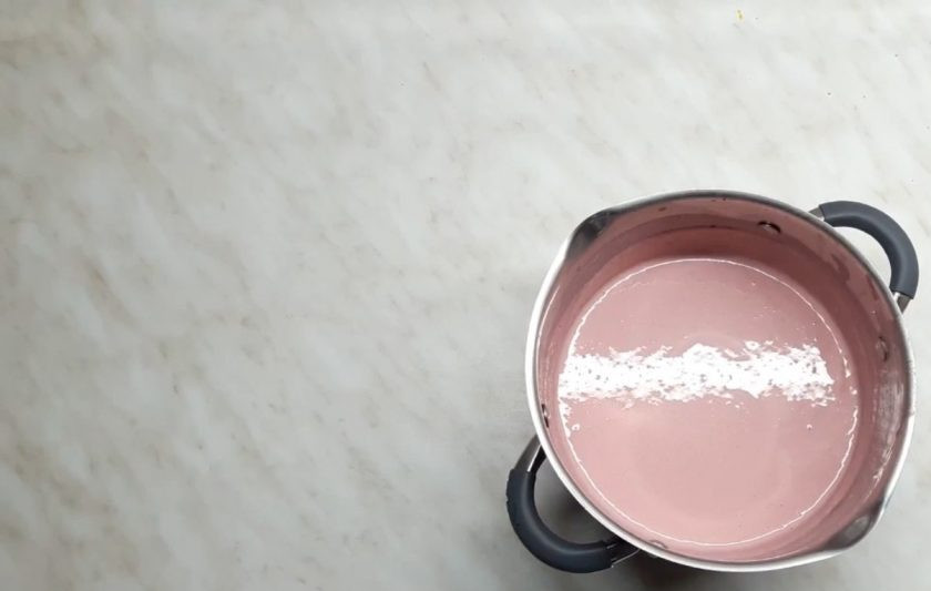 1. Этап. Сливочно-вишневая творожная пасха: 4. После этого добавьте в массу оставшийся желатин, на маленьком огне доведите массу до однородного состояния. Когда масса слегка остынет, залейте ее поверх первого слоя пасхи. Оставьте в холодильнике на ночь.