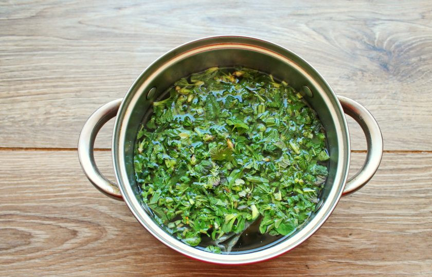 1. Этап. Холодный зеленый чай: Все листья порежьте и добавьте в кастрюлю с чаем.