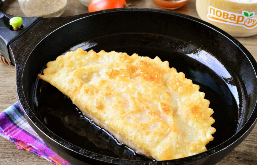 1. Этап. Пицца в чебуреке: Налейте в сковороду побольше растительного масла, хорошо его прогрейте, затем по очереди выкладывайте чебуреки и обжаривайте их с двух сторон. Жарятся чебуреки быстро — примерно по 1 минуте с каждой стороны, а может и меньше. Следите, чтобы ничего не пригорело.