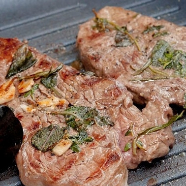 1. Этап. Телятина на гриле с травами: ...затем переворачиваем и готовим примерно столько же с другой стороны.