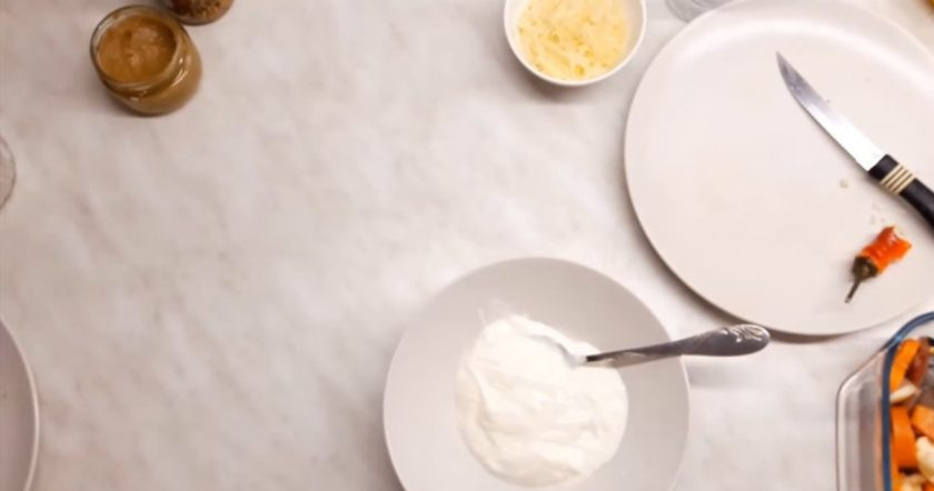 1. Этап. Рыба, запеченная с овощами (гратен): 2. Приготовьте заливку. Для этого в сметану добавьте немного воды, размешайте, добавьте горчицу острую и сладкую. Перемешайте до однородного состояния.