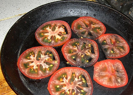 1. Этап. Сулугуни, жаренный на кеци: На кеци выложите помидор кружками.