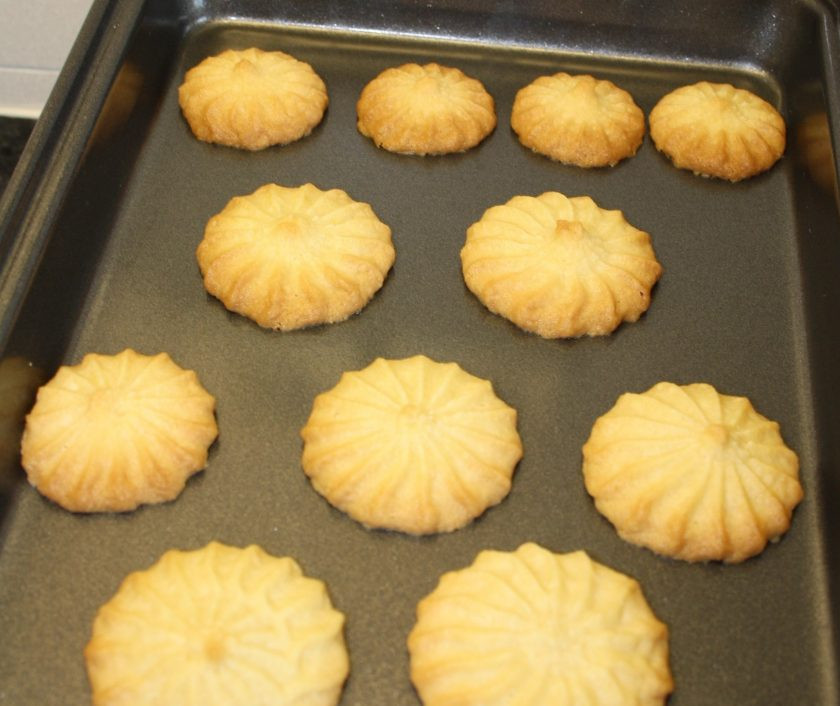 1. Этап. Печенье Венское: 4. Выпекайте в разогретом до 190 градусов духовом шкафу 10 минут. Достаньте противень и остудите печенье в течение 5 минут, затем переложите его на тарелку.