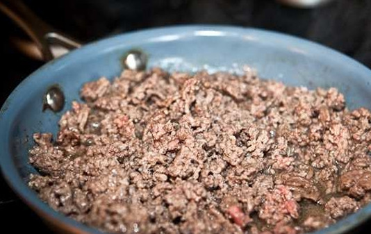 1. Этап. Макароны с говядиной: 1. Первым делом вымойте говядину, пропустите мясо через мясорубку и выложите фарш на сковороду с небольшим количеством растительного масла.