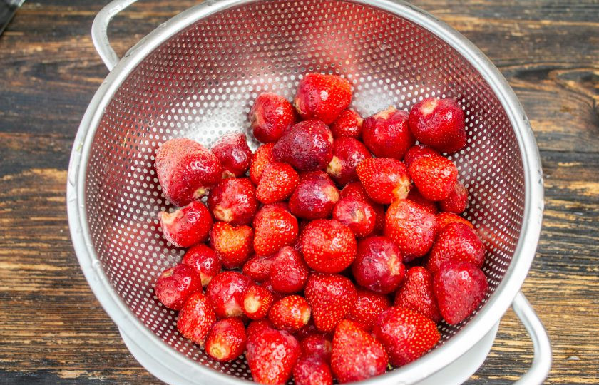 1. Этап. Варенье из клубники с белым шоколадом: Клубнику переберите, удалите плодоножки. Выложите ягоды в дуршлаг и тщательно промойте под проточной водой.