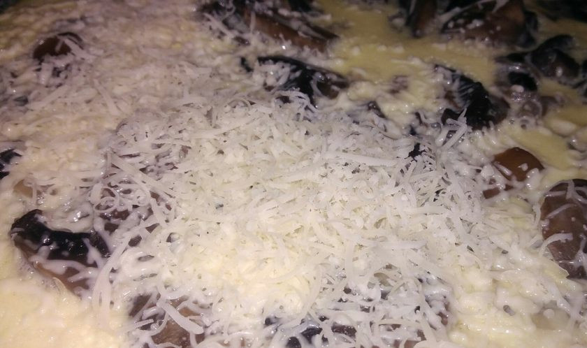 1. Этап. Омлет с грибами по диете Дюкана: 6. Посыпьте нежирным сыром, если есть. Дайте омлету немного постоять (пару минут) под закрытой крышкой, после чего его можно легко снять со сковороды.