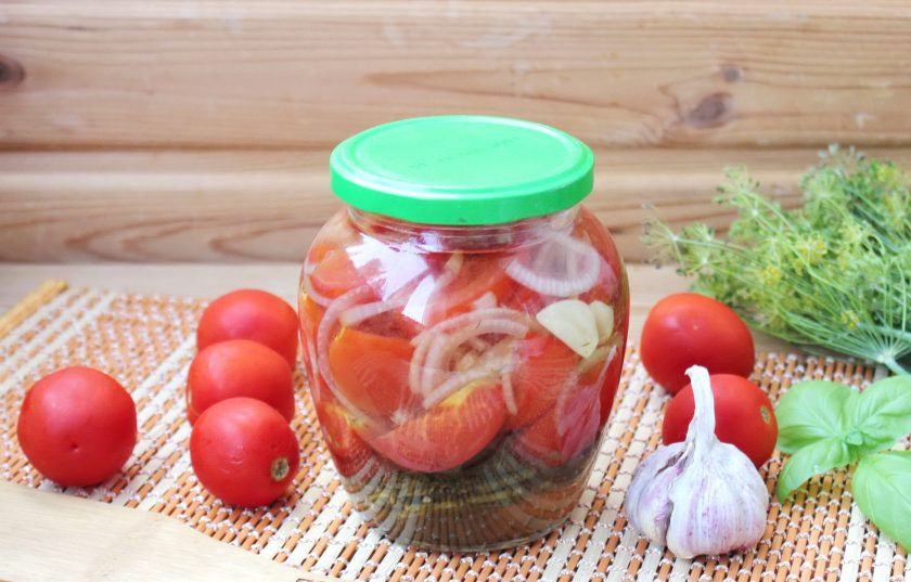 1. Этап. Помидоры кусочками на зиму: Залейте закипевшей водой, закройте плотно крышкой, переверните вверх дном и укутайте в одеяло до полного остывания. Готовые помидоры храните в прохладном месте.