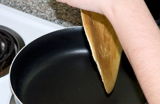 1. Этап. Блины обыкновенные: 10. Когда появится румяная корочка, аккуратно переверните блин широкой лопаткой и подрумяньте со второй стороны.