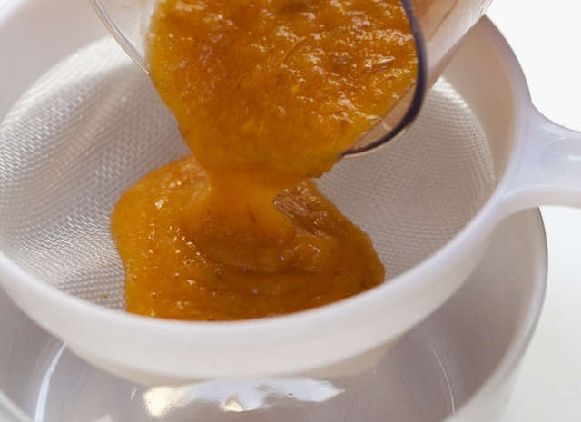 1. Этап. Коктейль с граппой: Взбиваем остывшие фрукты в блендере. Перетираем их через мелкое ситечко. Кожицу не используем, ее можно сразу скушать.