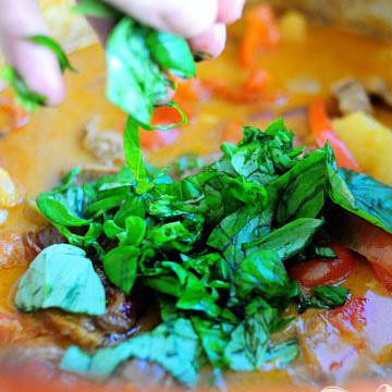 1. Этап. Утка карри по-тайски: В самый последний момент, перед снятием с плиты, добавьте базилик.