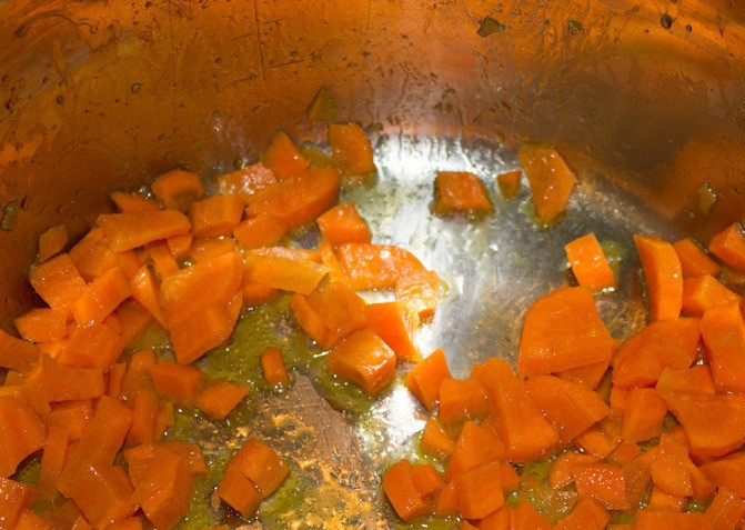 1. Этап. Суп-пюре из фасоли: 2. Морковь вымыть и очистить. Натереть на терке или нарезать небольшими кусочками. В глубокую кастрюлю налить немного растительного масла и хорошо разогреть. Обжарить в масле морковь 3-5 минут.