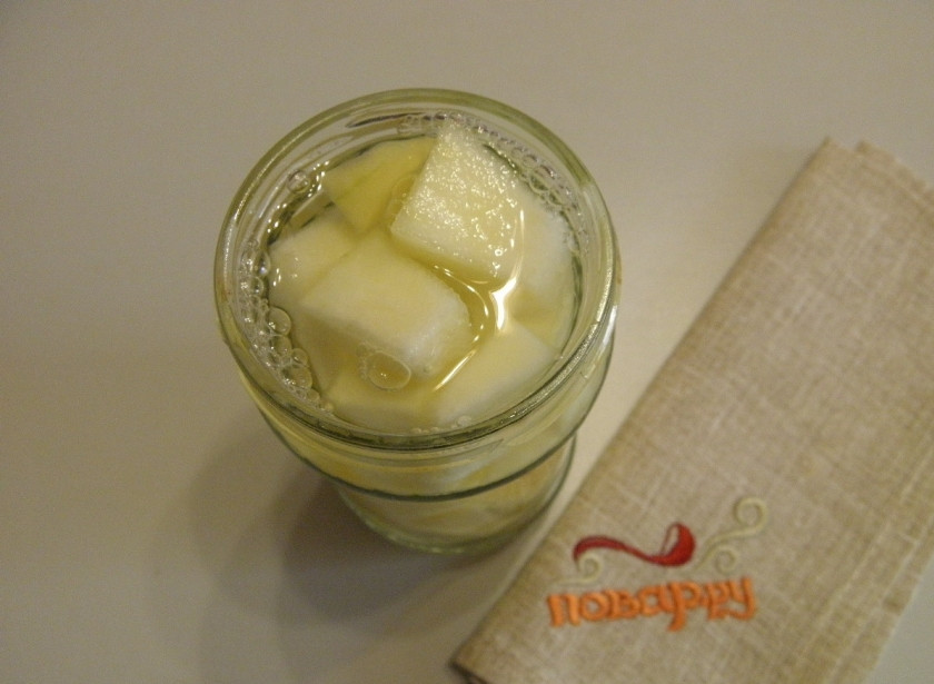 1. Этап. Дыня консервированная на зиму: Прикройте крышками банки и простерилизуйте их удобным способом по 5 минут, затем закупорьте или закатайте. Консервированная на зиму дыня для хранения готова!