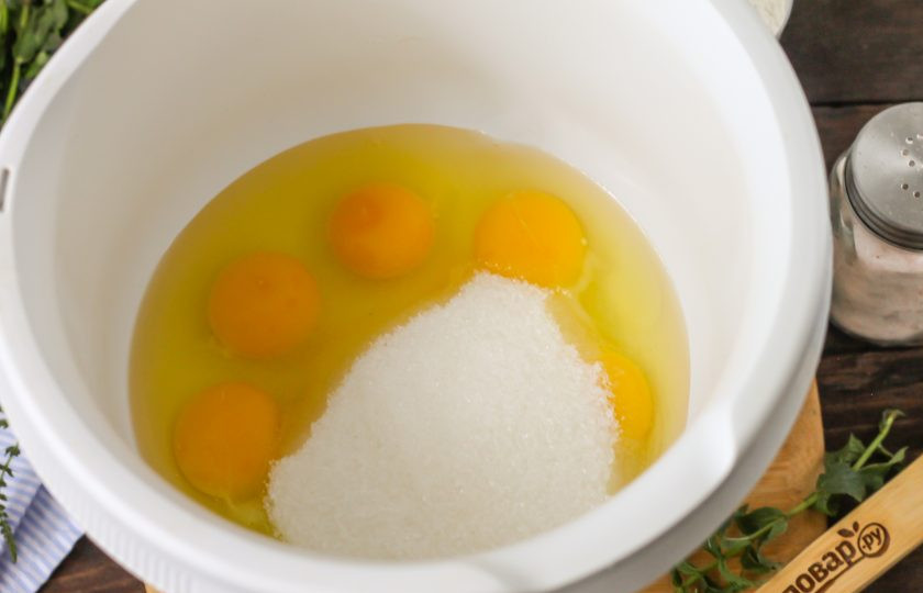 1. Этап. Бисквит на 5 яиц в мультиварке: Вбейте куриные яйца в емкость блендера или кухонного комбайна. Всыпьте сахарный песок и добавьте соль. Взбейте на самой высокой скорости техники примерно 3-4 минуты в пышную пену. Старайтесь не перевзбить куриные яйца, иначе они расслоятся и бисквит у вас не получится.