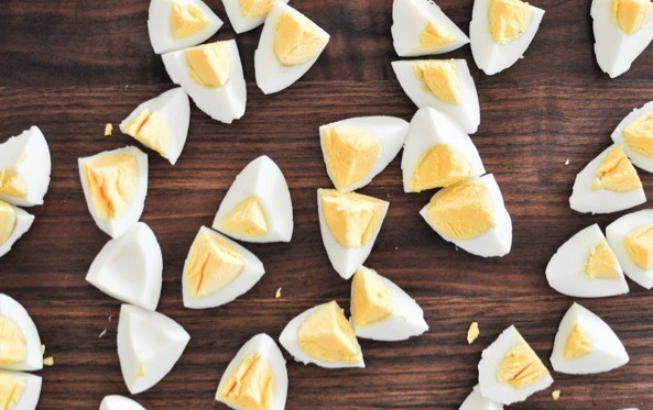 1. Этап. Салат с фрикадельками: Яйца отварите вкрутую и нарежьте на крупные дольки.