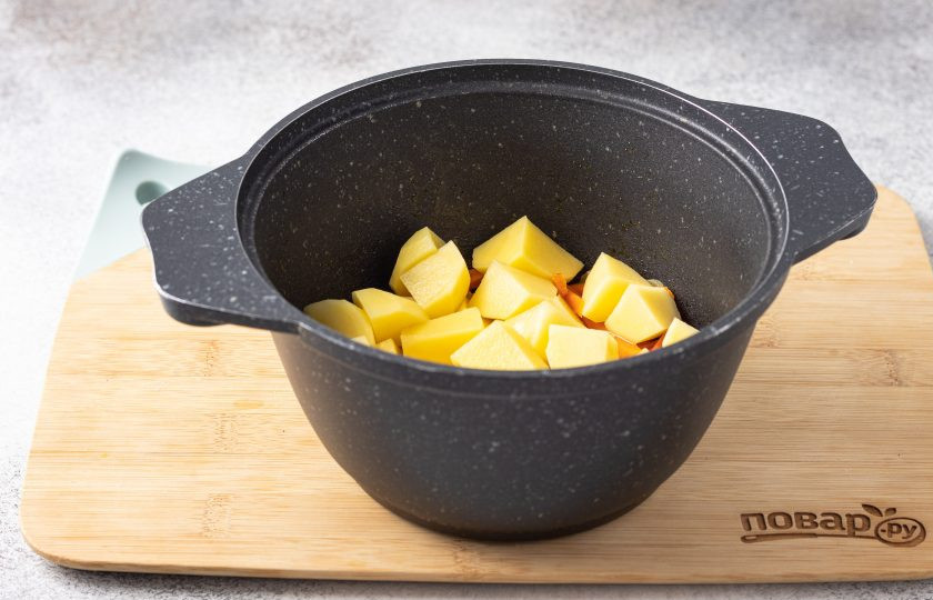 1. Этап. Суп с морской капустой и рисом: Картофель помойте, очистите и добавьте в кастрюлю.