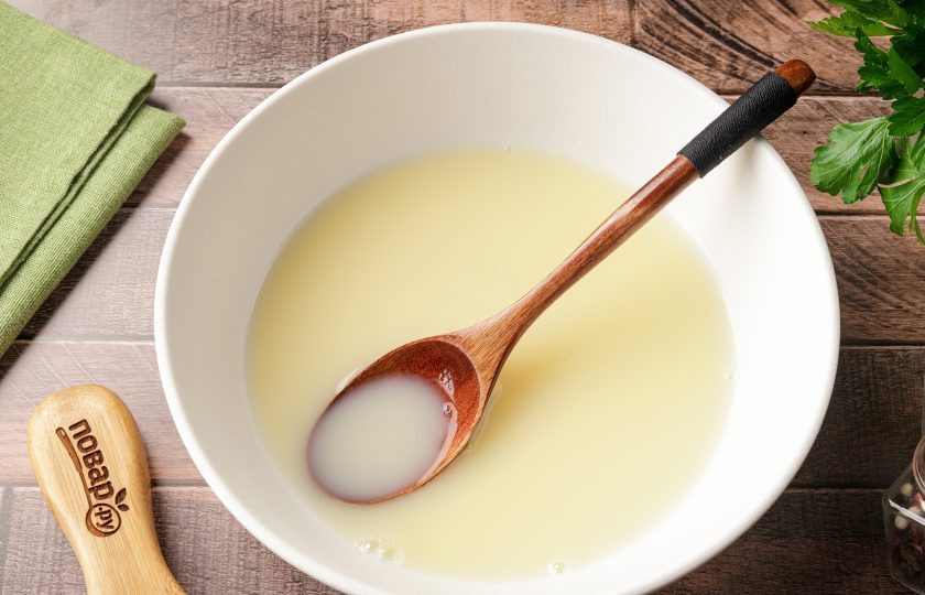 1. Этап. Пельмени с рыбой: В глубокой миске соедините воду и яйцо. Добавьте 1 ч.л. соли и перемешайте.