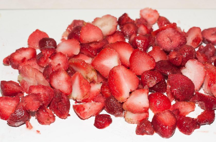 1. Этап. Торт с кремом из сливок: Сделайте сироп для пропитки. Клубнику нарежьте.