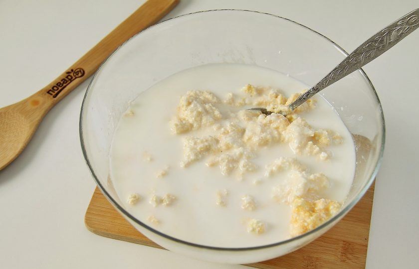 1. Этап. Запеканка из творога с манкой в мультиварке: Перемешайте. Добавьте кефир.