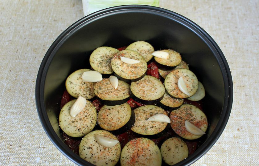 1. Этап. Домляма в мультиварке: Далее, посыпаем солью, пряными травами и перцем. Добавляем чеснок.